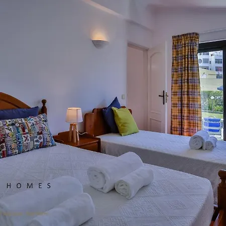 Greice Homes-650 Meters From The Beach, 4 Bedrooms For Holidays In Vilamoura-quarteira * Quarteira