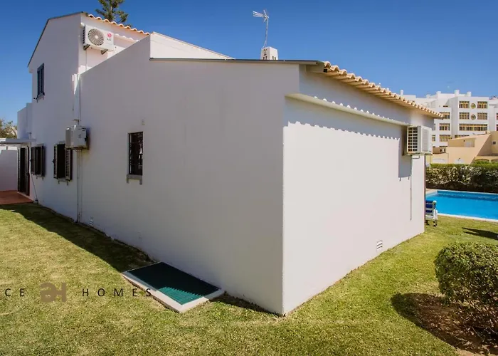 Greice Homes-650 Meters From The Beach, 4 Bedrooms For Holidays In Vilamoura-quarteira Quarteira